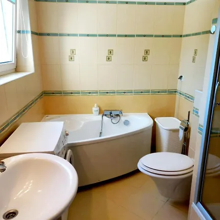 Junona Nad Morzem, W Domu Z Ogrodem, Obok Stegna I Jantar * Junoszyno