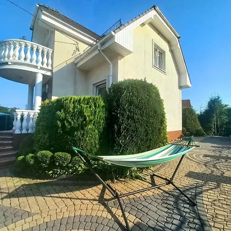 Junona Nad Morzem, W Domu Z Ogrodem, Obok Stegna I Jantar * Junoszyno